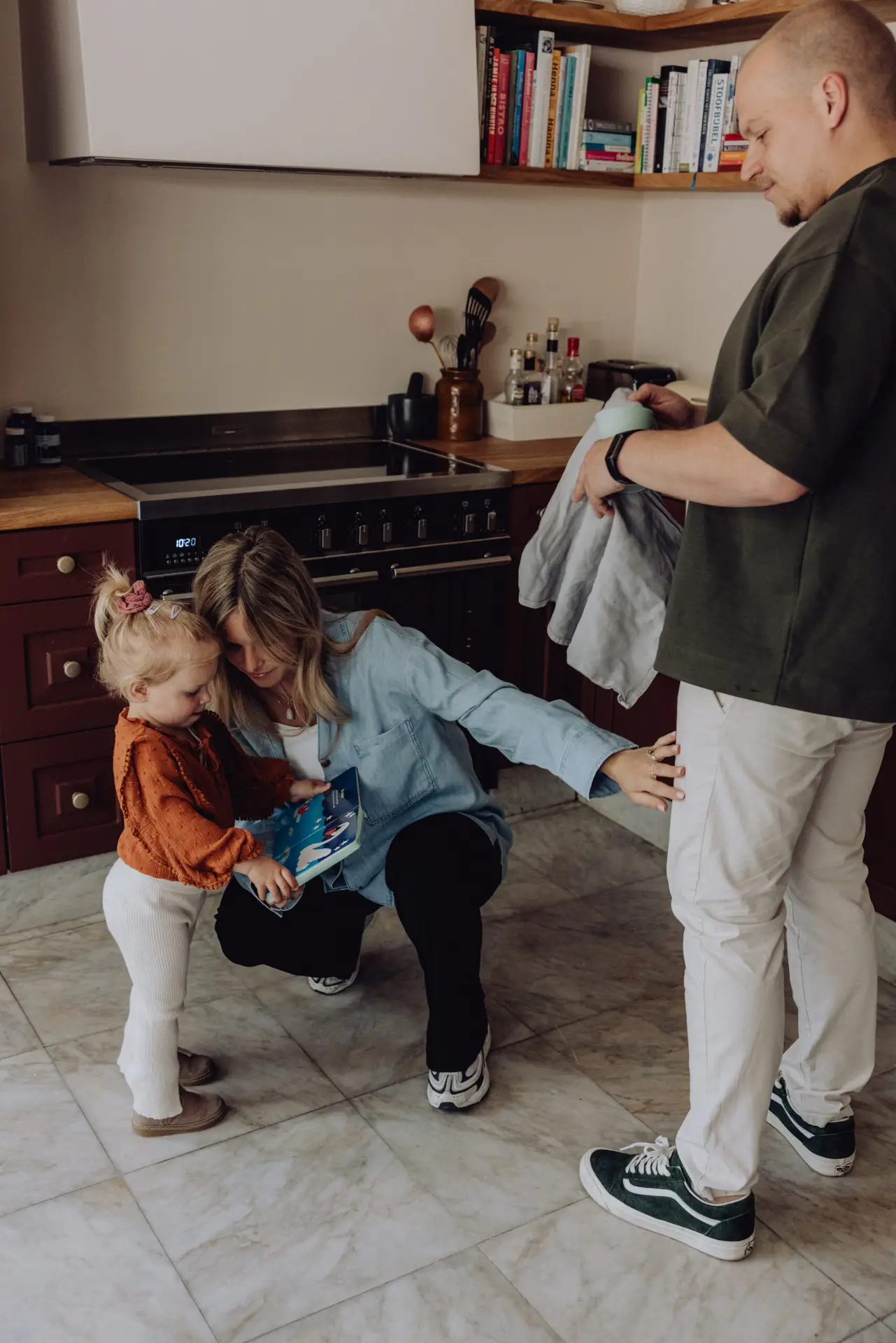 Een vader in de keuken met zijn kinderen